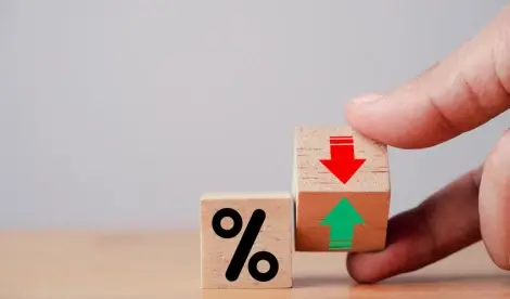 2 wooden blocks with a percentage symbol and a downward arrow.